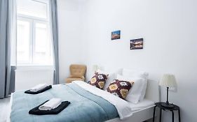 Central Brand New And Modern Apartment